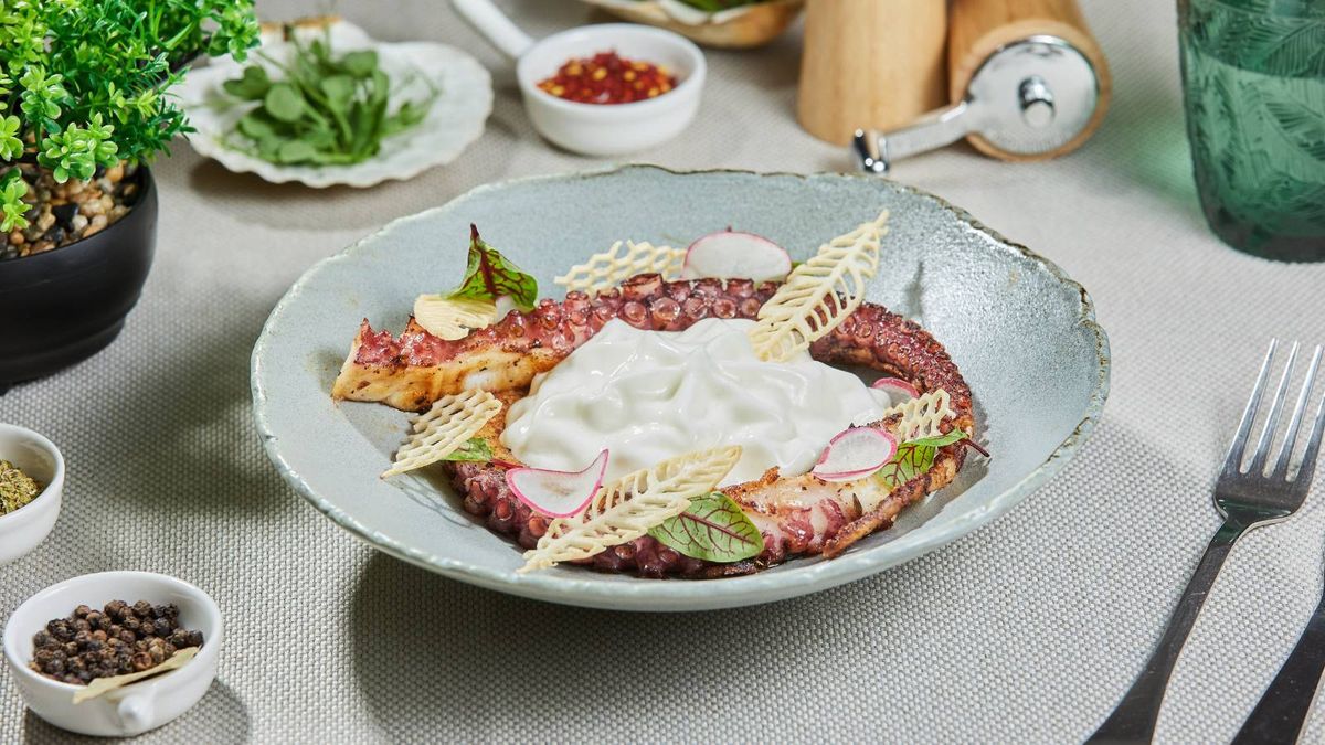 Caracatiță pe plită cu spumă de cartofi